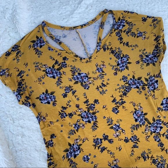 Francesca's Collections Tops - On trend mustard tee causal cute top